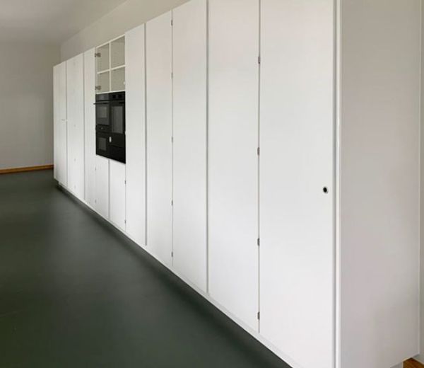 Schränke und Möbel